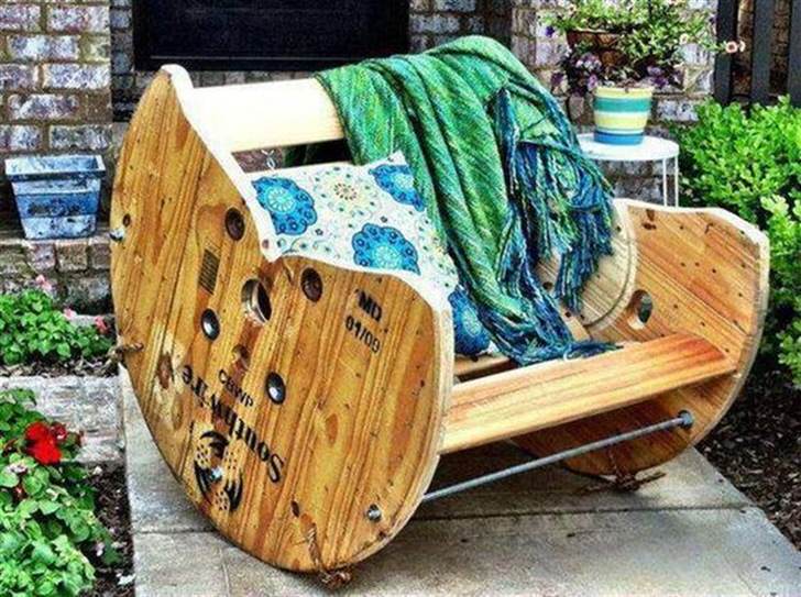 Кресло-качалка из дерева для деревенского двора создана мастером в домашних условиях.
